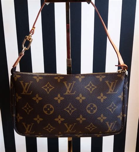 pochette louis vuitton prezzo basso|louis vuitton pochette wristlet.